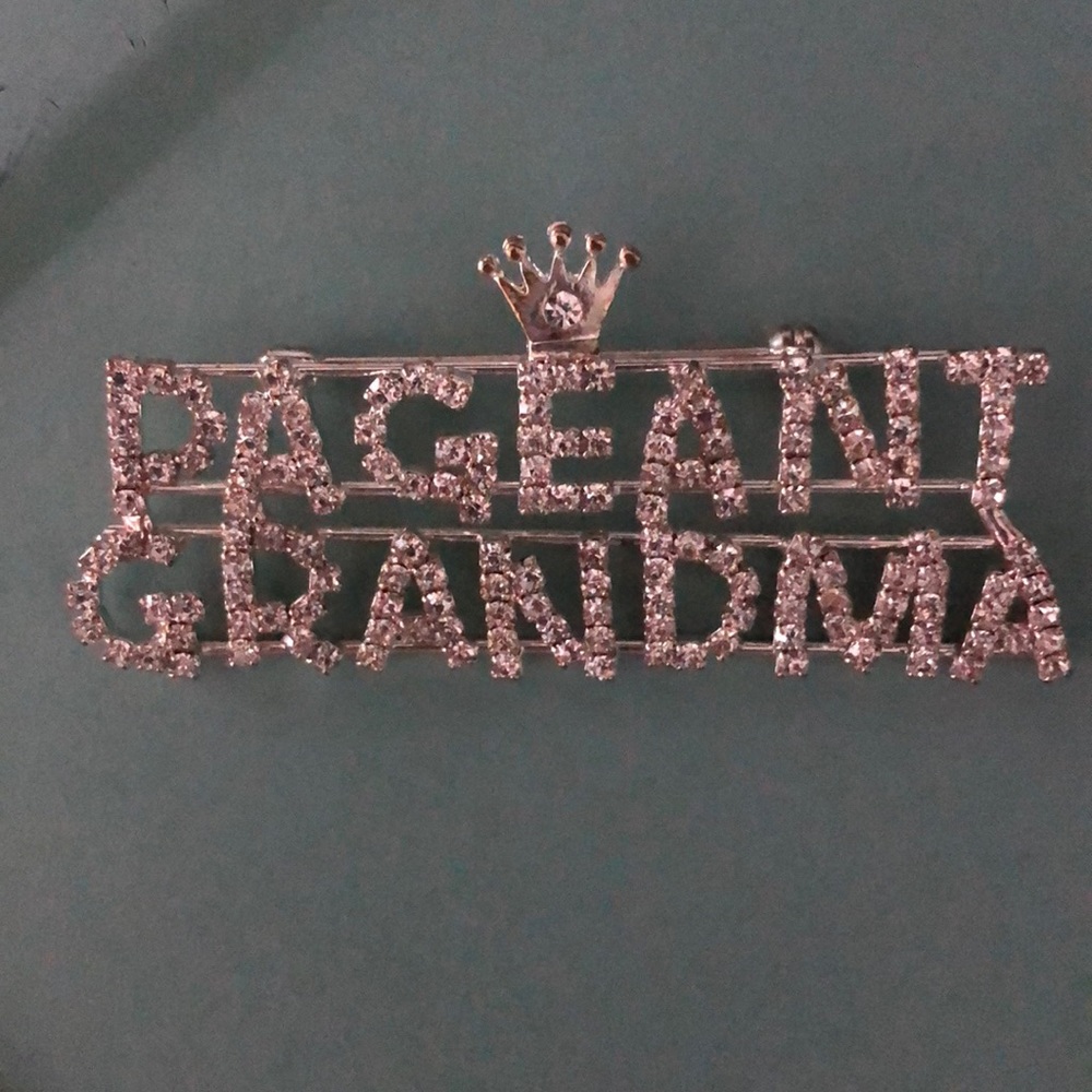 Pin / pageant grandma